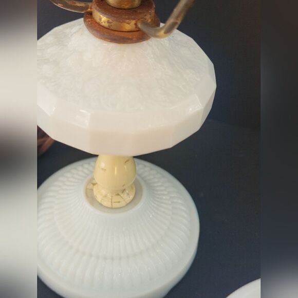Vintage opaline glass and brass table lamp - Picture 4 of 6
